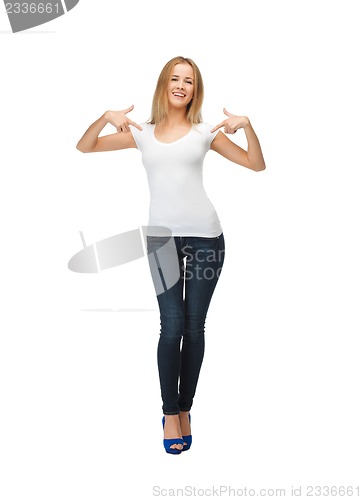 Image of smiling teenage girl in blank white t-shirt