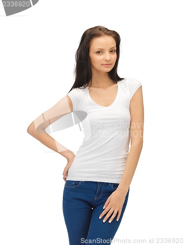 Image of smiling teenage girl in blank white t-shirt