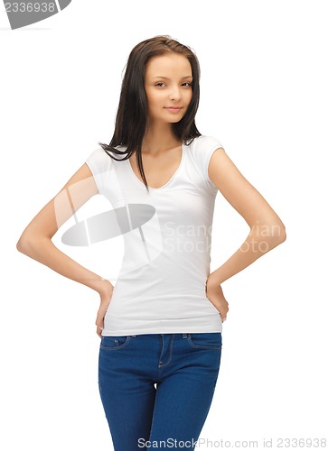 Image of smiling teenage girl in blank white t-shirt