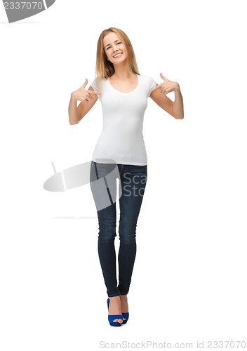 Image of smiling teenage girl in blank white t-shirt