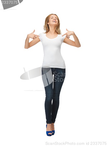 Image of smiling teenage girl in blank white t-shirt