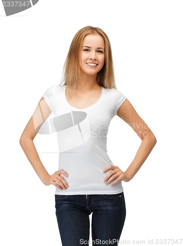 Image of smiling teenage girl in blank white t-shirt