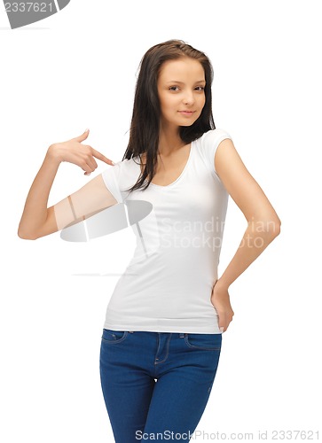 Image of smiling teenage girl in blank white t-shirt