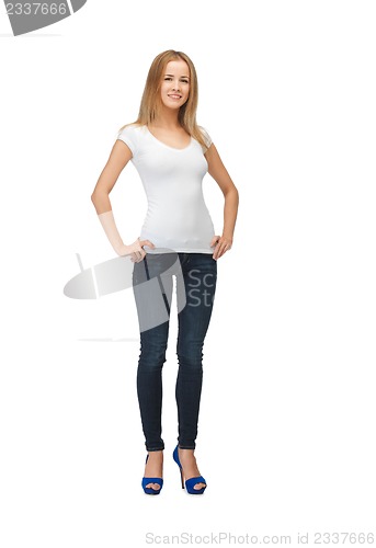 Image of smiling teenage girl in blank white t-shirt