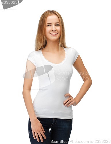 Image of smiling teenage girl in blank white t-shirt