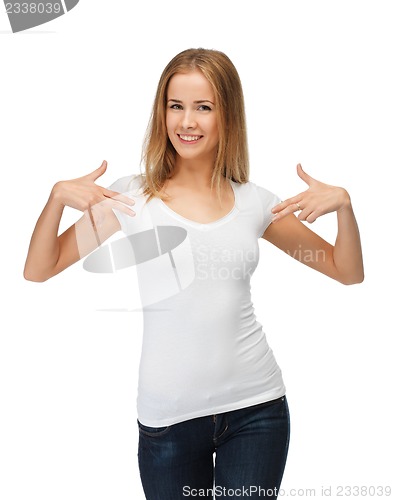 Image of smiling teenage girl in blank white t-shirt