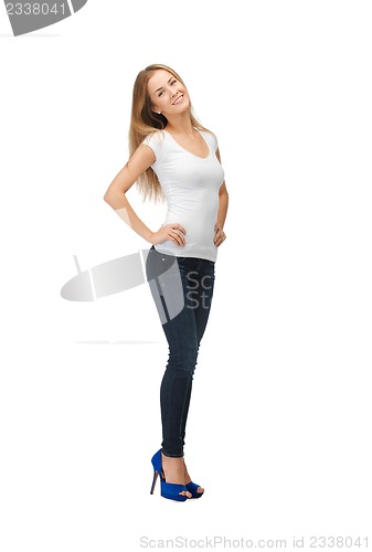 Image of smiling teenage girl in blank white t-shirt