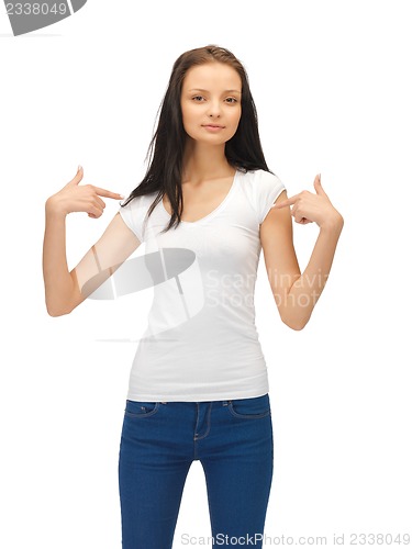 Image of smiling teenage girl in blank white t-shirt