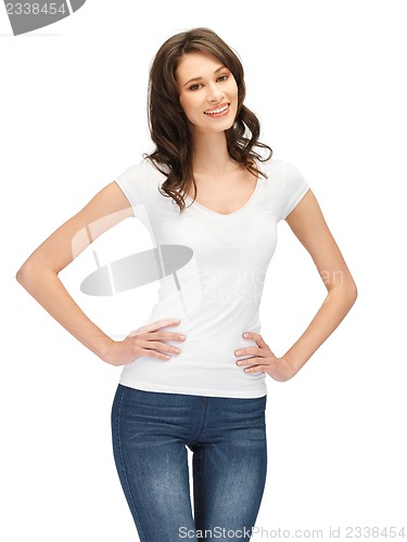 Image of smiling teenage girl in blank white t-shirt