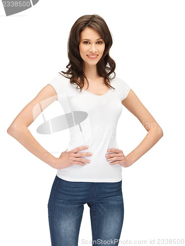 Image of smiling teenage girl in blank white t-shirt