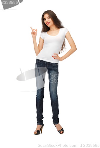 Image of woman in blank white t-shirt pointing her finger