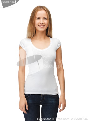 Image of smiling teenage girl in blank white t-shirt