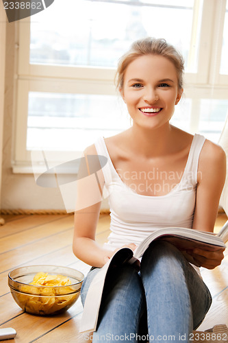 Image of happy and smiling teenage girl with magazine