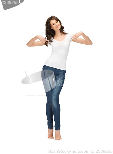 Image of smiling teenage girl in blank white t-shirt
