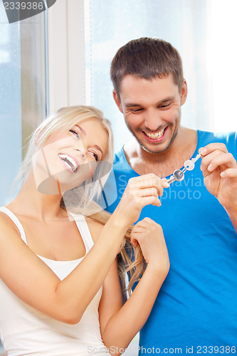 Image of happy couple with keys