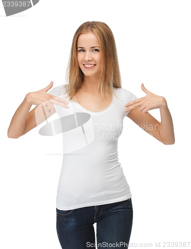 Image of smiling teenage girl in blank white t-shirt