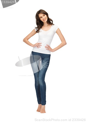 Image of smiling teenage girl in blank white t-shirt
