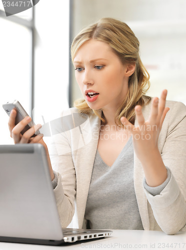 Image of confused woman with cell phone