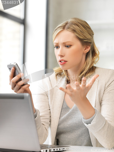 Image of confused woman with cell phone