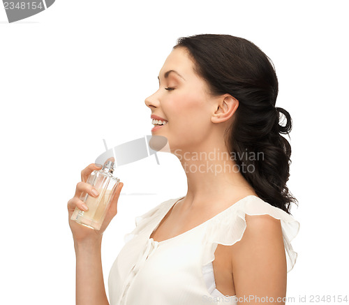 Image of woman spraying pefrume on her neck