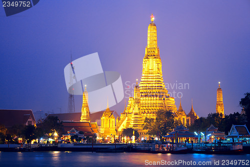 Image of Wat Arun in Bangkok at night
