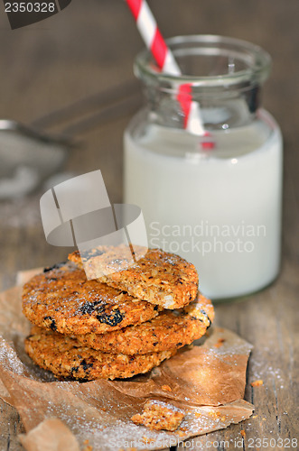 Image of dietetic biscuits and milk