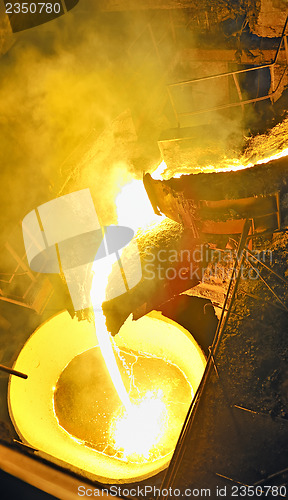 Image of pouring molten steel 