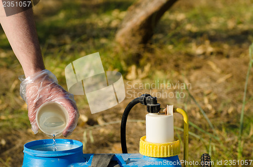 Image of Filling in pesticide