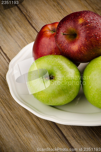 Image of Apples in a ceramic white plate