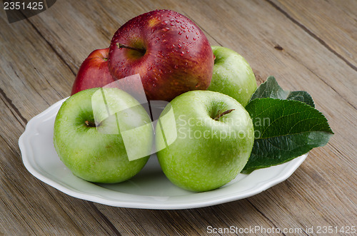 Image of Apples in a ceramic white plate
