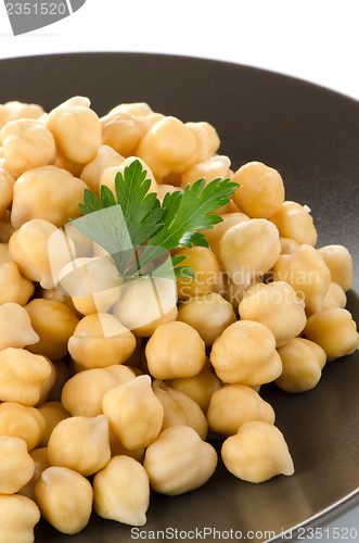 Image of Chickpeas in a brown plate