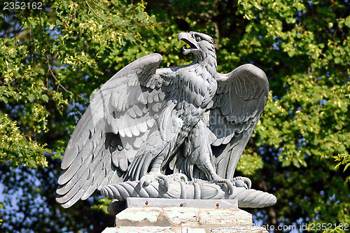 Image of sculpture of eagle