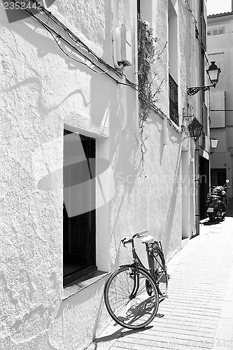 Image of bicycle at a white wall