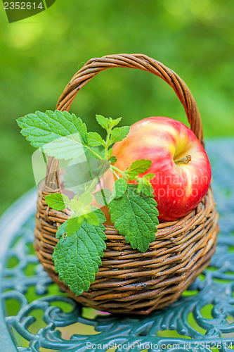 Image of apples in a basket