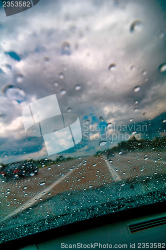 Image of Raindrops on the windshield