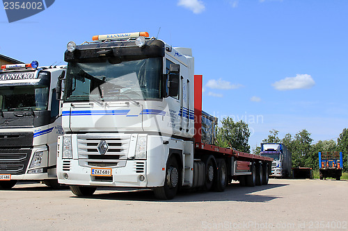 Image of White  Renault Magnum 500 Truck