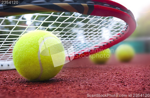 Image of 	Tennis balls on Court