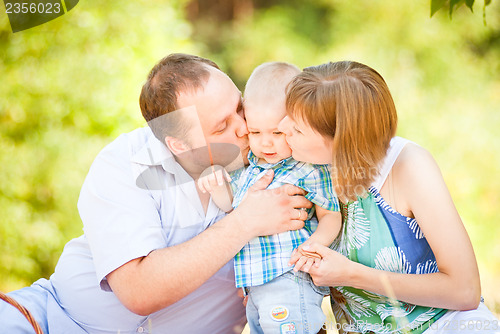 Image of Mom, dad and son have a picnic