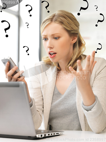 Image of confused woman with cell phone