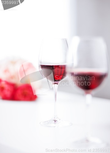 Image of wine glasses on the table in restaurant