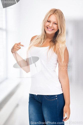 Image of smiling teenage girl in blank white t-shirt