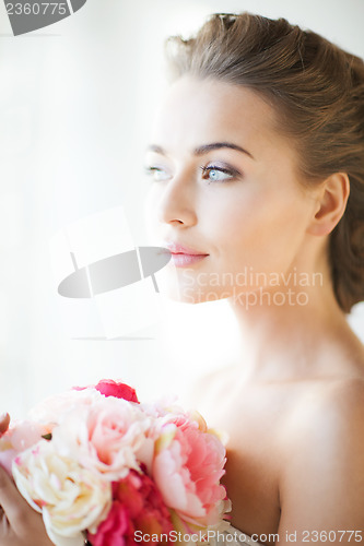 Image of bride with bouquet of flowers