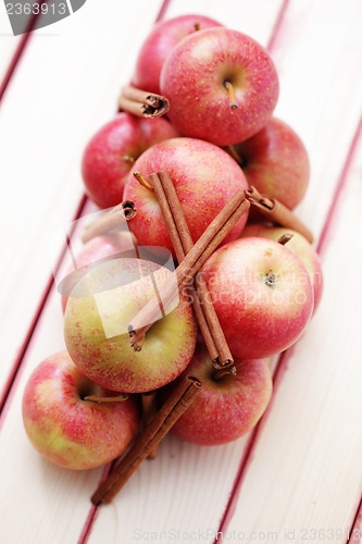 Image of apples with cinnamon