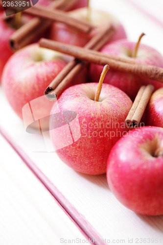 Image of apples with cinnamon