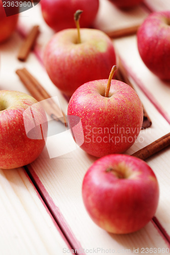 Image of apples with cinnamon