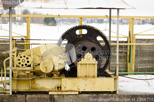 Image of mechanism screw tense cable hold river dam gate 