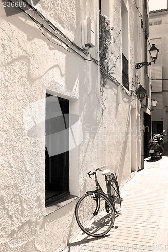 Image of bicycle at a wall