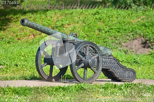 Image of Ancient artillery piece.