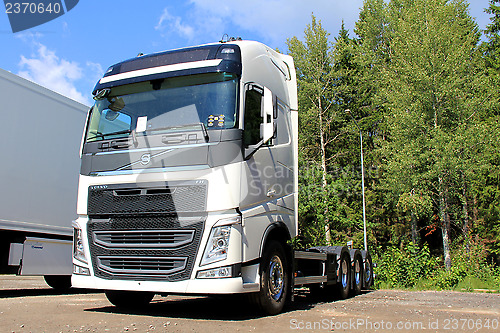 Image of White Volvo FH84R Truck