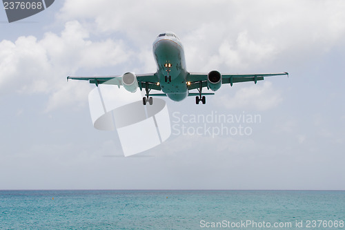 Image of Airplane landing 